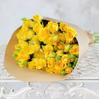 15 жёлтых кустовых роз в крафте